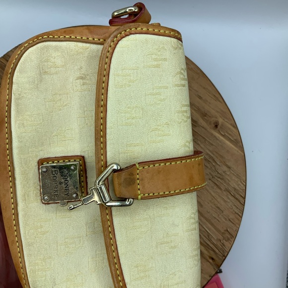 Dooney & Bourke Vintage Tan Cream Canvas Leather Trip Flap Wristlet - Picture 6 of 7